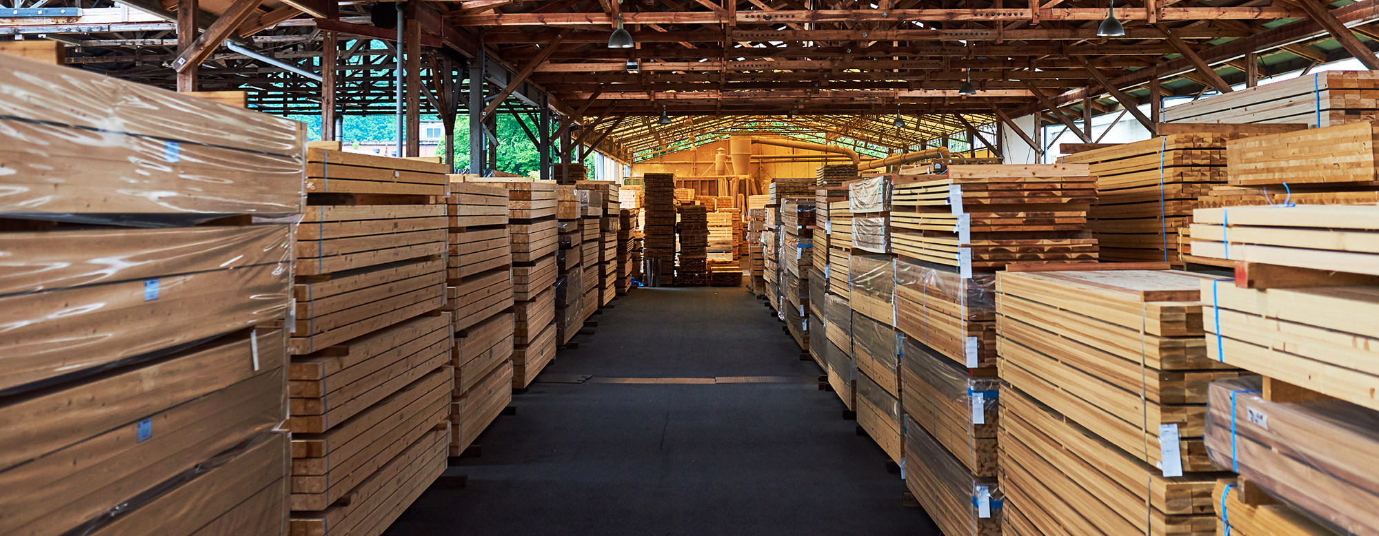 勝山木材市場に木材が並ぶ写真